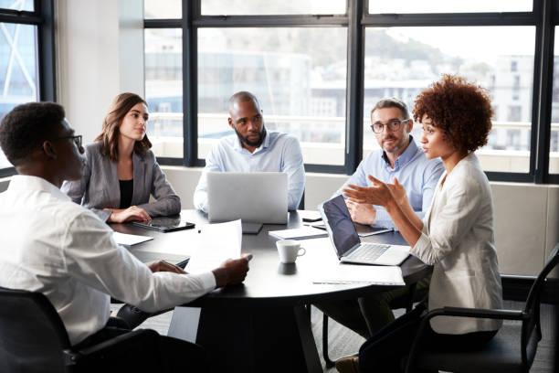 Várias pessoas no trabalho escutando o que uma está falando